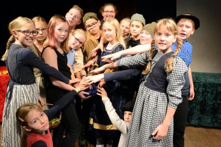 zu sehen sind die jungen Schauspieler bei der Probe